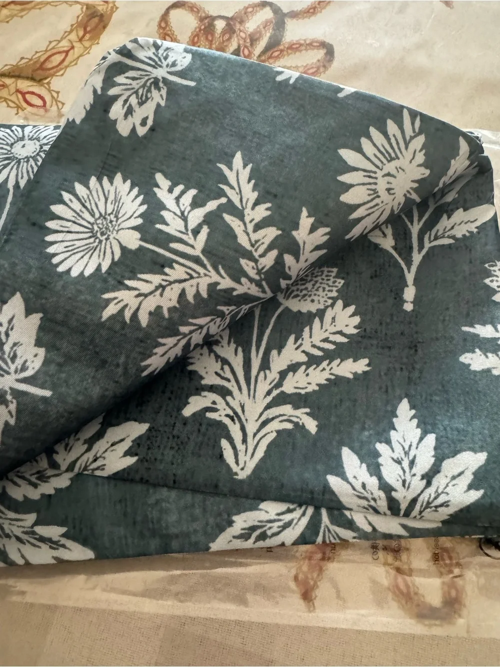 Tablecloth 60×60 Inch Square, Vintage Daisy Green/White